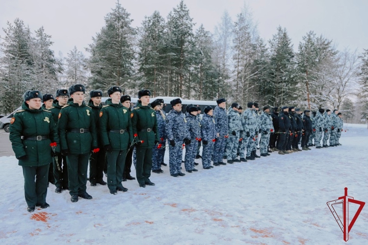 На Невском пятачке сотрудники и военнослужащие Росгвардии почтили память павших защитников Ленинграда