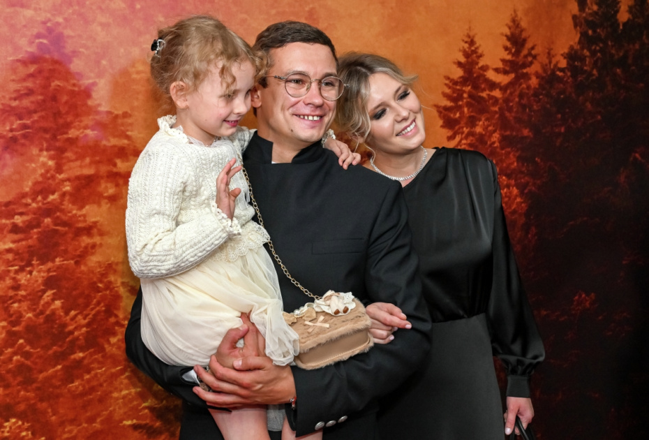Никита Кологривый, его супруга актриса Александрина Питиримова и дочь Есения на премьере фильма «Август»
