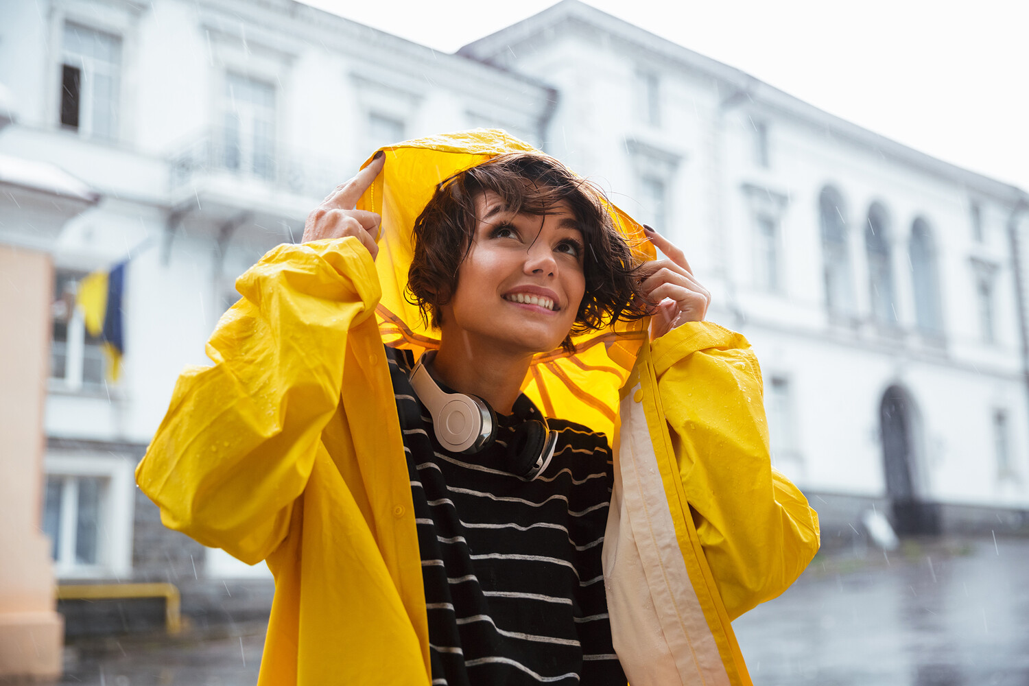 осенний желтый плащ. девушка в raincoat. в дождевике под дождем. Wear a raincoat. одежда для дождя женская.