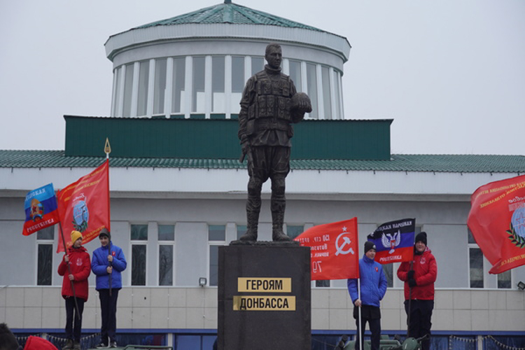 Военнослужащие и сотрудники Росгвардии приняли участие в открытии памятника «Героям Донбасса» в Саратове