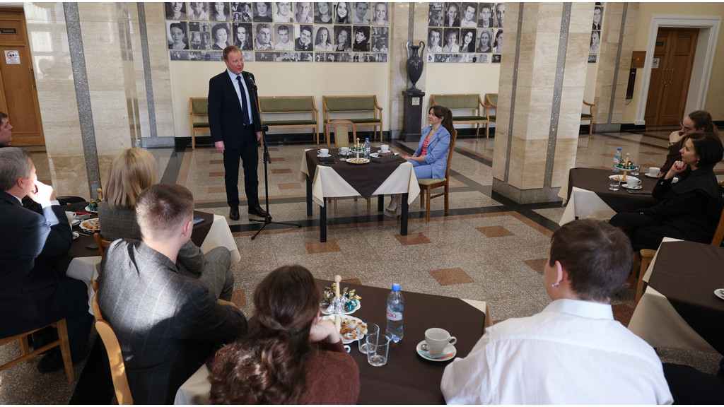 В День артиста губернатор Алтайского края встретился с актерами театров Фото №2