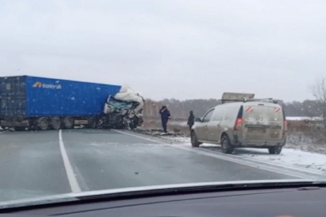 2018. Трасса омск новосибирск новости. Разбитая фура зимой на трассе. Гололед и фуры. Трасса омск новосибирск новости.