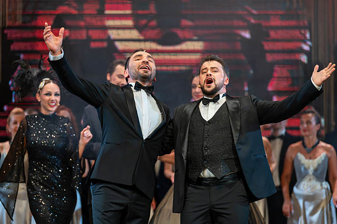 Обладатель Гран-при и приза зрительских симпатий Международного конкурса теноров «Хосе Каррерас Гран-при», лауреат Международных конкурсов Шота Чибиров (слева) и солист театра, лауреат первой премии Московского конкурса лирических теноров им. И.С. Козловского, ведущий вечера Виталий Фомин исполняют песню «Калинка». ФОТО: ЗЕМФИРА АЗАМАТОВА