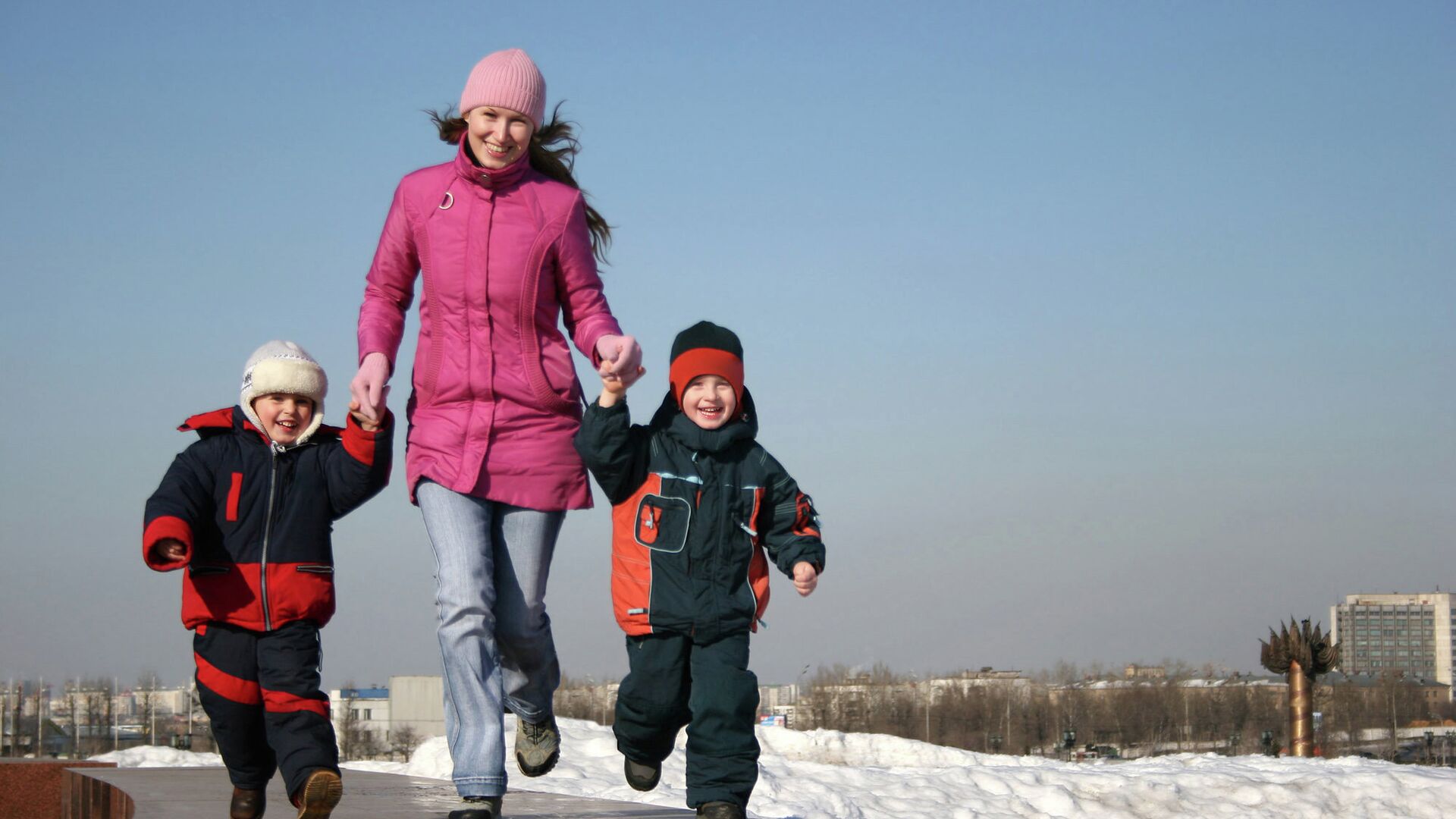 Мамы новой москвы. Дети на прогулке. Родители с детьми на прогулке. Прогулка дети зима. Мамочки на прогулке зимой.