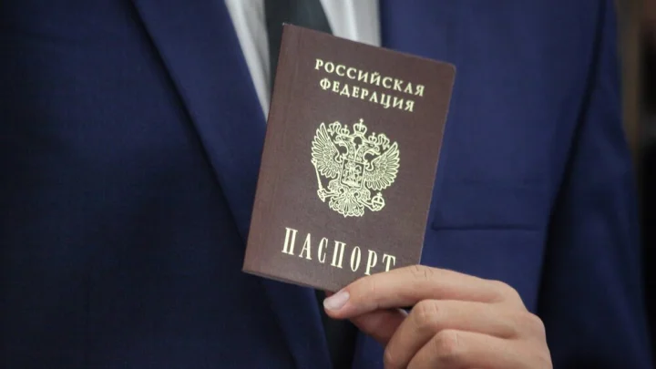 Страннее не будет: Латыш осудил СВО. И получил паспорт России. Как так?
