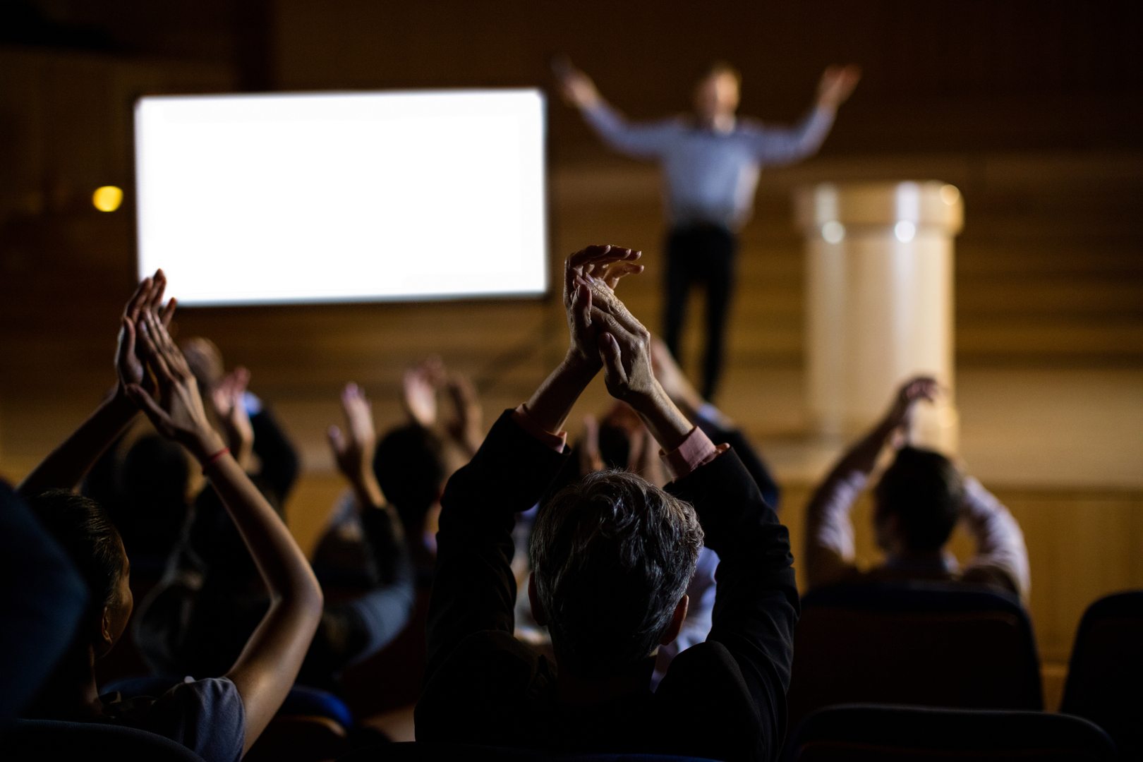 Audience. Оратор и аудитория. Зрители в зале аплодируют. Аудитория слушателей. Оратор и зрители.