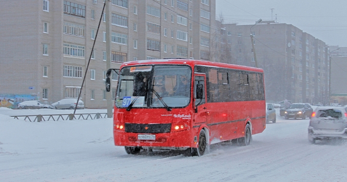 В Ярославле две девушки подрались за место на подножке маршрутки_233032