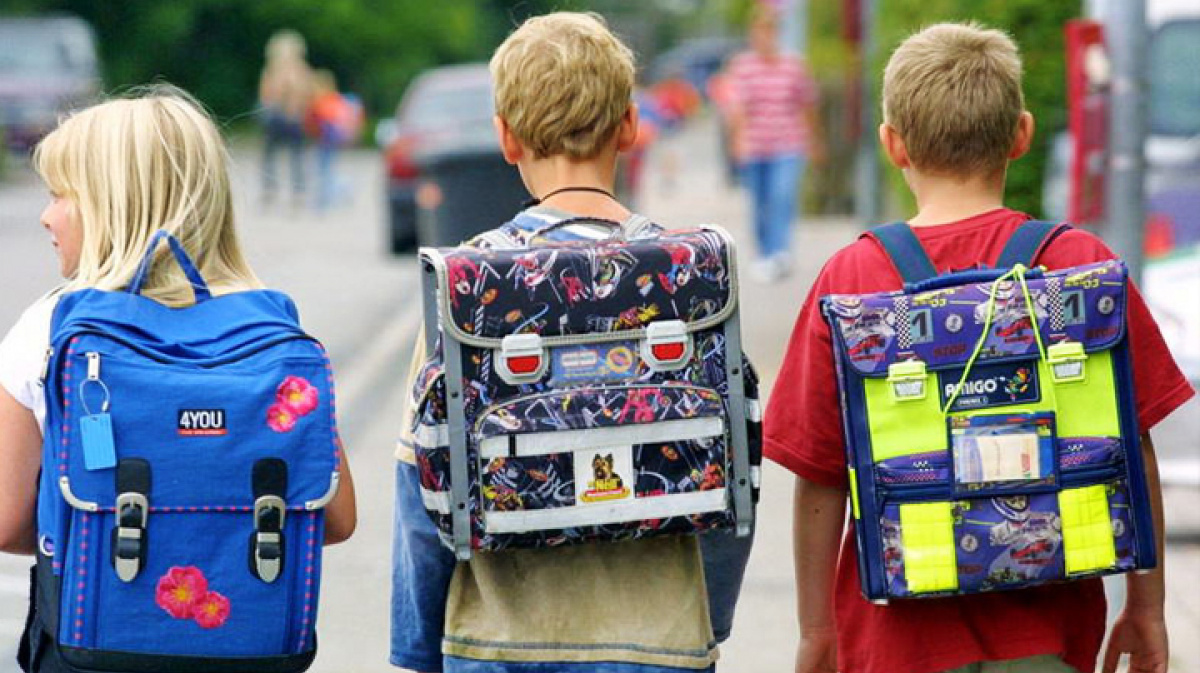 собираю рюкзак в школу. ребенок с ранцем. школьник с рюкзаком. школьник с рюкзаком. портфель школьный.