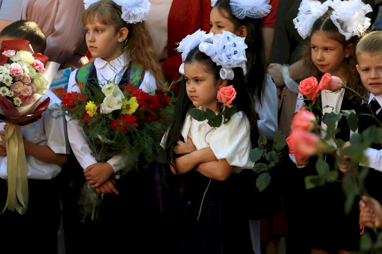 1 сентября день знаний в россии с триколором. 1 сентября какой цветок. букет на 1 сентября. букет для первоклассницы. букет на 1 сентября первокласснику.