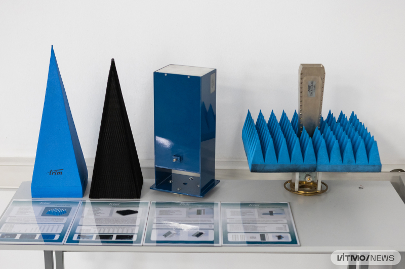 Продукция научно-производственного предприятия «ТРИМ СШП»: два вида радиопоглощающего материала (для чистых комнат и высокомощный), антенна диапазона 1-40 ГГц, антенна диапазона 2.6-8 ГГц для измерений в ближней зоне. Фото: Дмитрий Григорьев / ITMO NEWS 