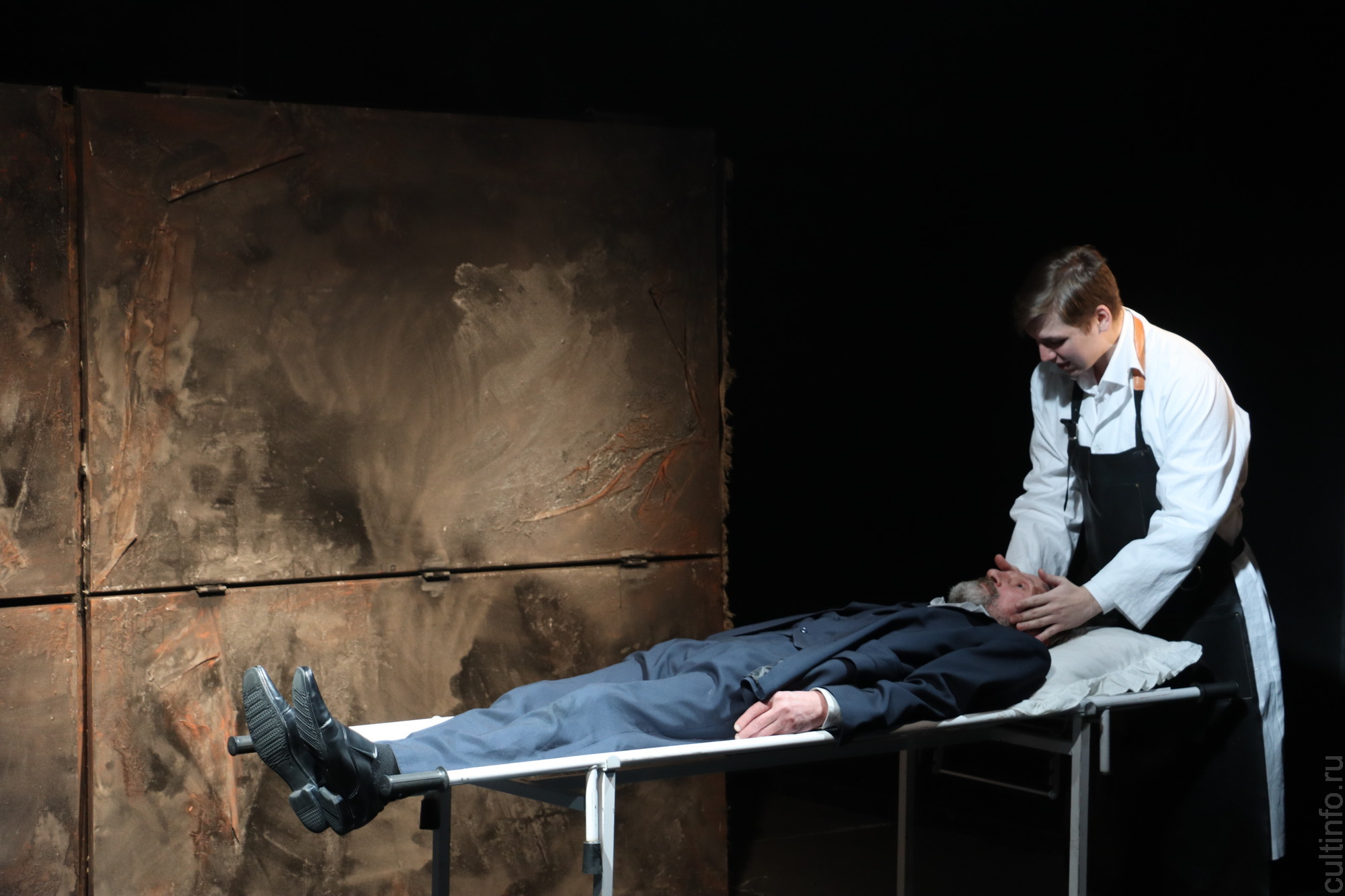 замкнутый человек. клаустрофобия замкнутое пространство. человек в закрытой комнате театр моссовета. боязнь замкнутого пространства. человек в закрытой комнате спектакль.