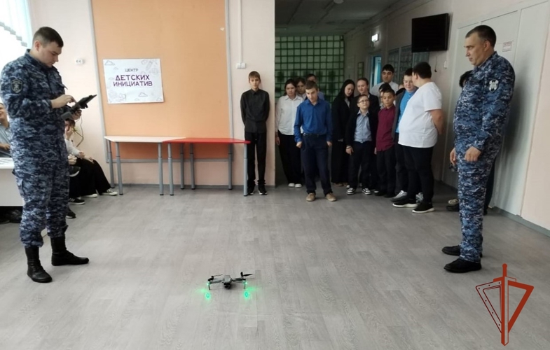 В Новосибирске сотрудники вневедомственной охраны Росгвардии познакомили старшеклассников со своей службой