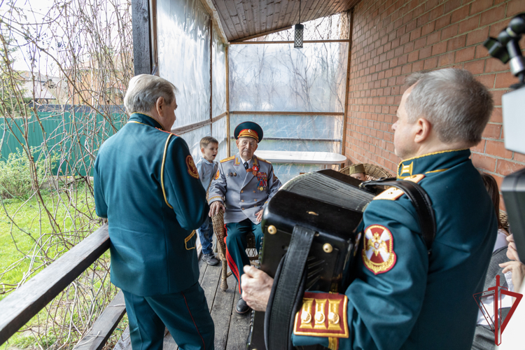 Росгвардейцы провели парады у домов ветеранов Великой Отечественной войны (видео)