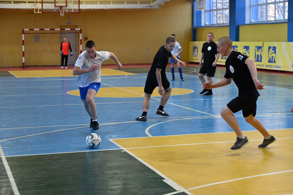 В Новосибирске для несовершеннолетних, оказавшихся в сложной жизненной ситуации, организовали турнир по мини-футболу 