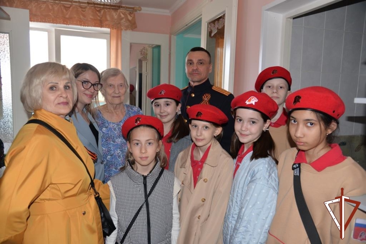 Росгвардия совместно с учащимися школы Ханты-Мансийска поздравила ветеранов с Днём Победы