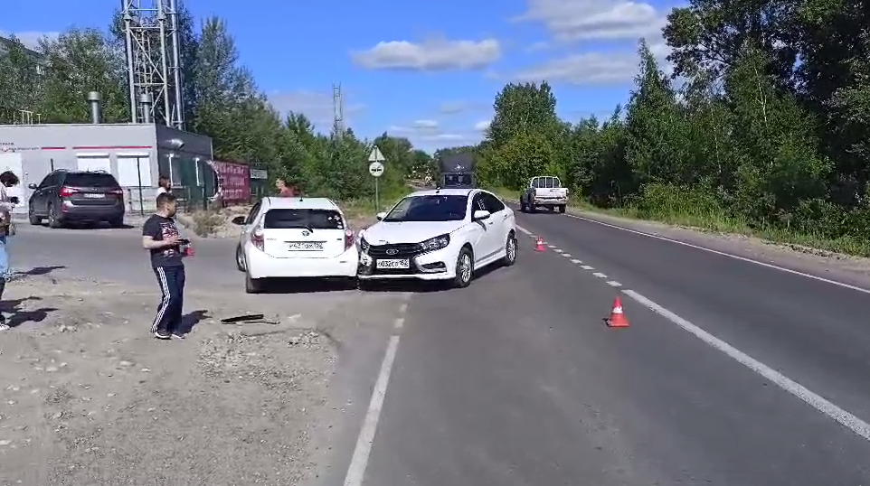 Здесь надо было повернуть налево сказала пассажирка водителю