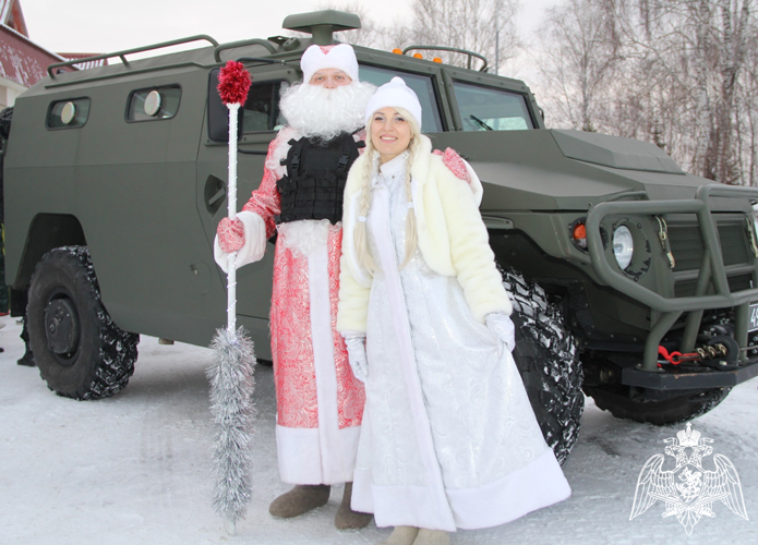 Тюменский ОМОН и Дед Мороз специального назначения поздравили с Новым годом детей участников СВО (видео)