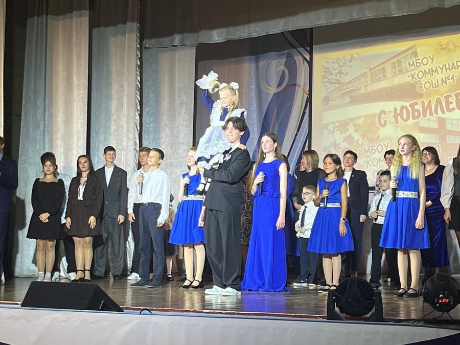 Сразу две школы Коммунара отметили юбилеи