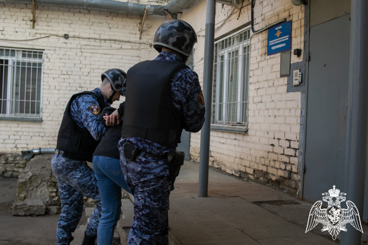 В Кирове росгвардейцы задержали посетителя двух баров по подозрению в хулиганстве