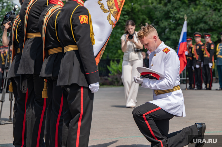 Суворовцы преклонили колени перед знаменем родного училища