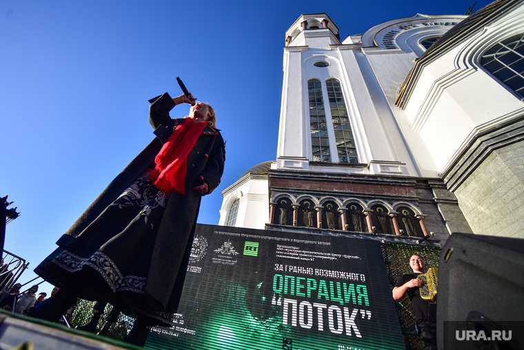 Уличная выставка, посвященная легендарной операции «ПОТОК» возле Храма на Крови. Екатеринбург