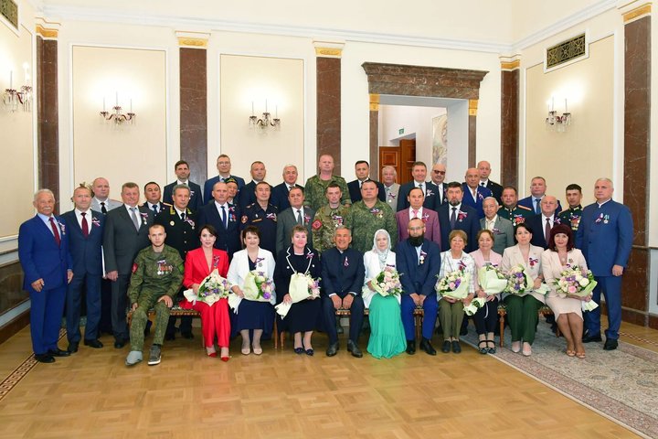 Рустам Минниханов вручил государственные награды выдающимся татарстанцам