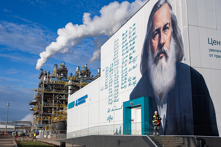 Хотя мегаэтиленник за 234 млрд рублей уже в январе начал давать первые тонны продукции, пафосного запуска с участием VIP’ов всех мастей никто не отменял