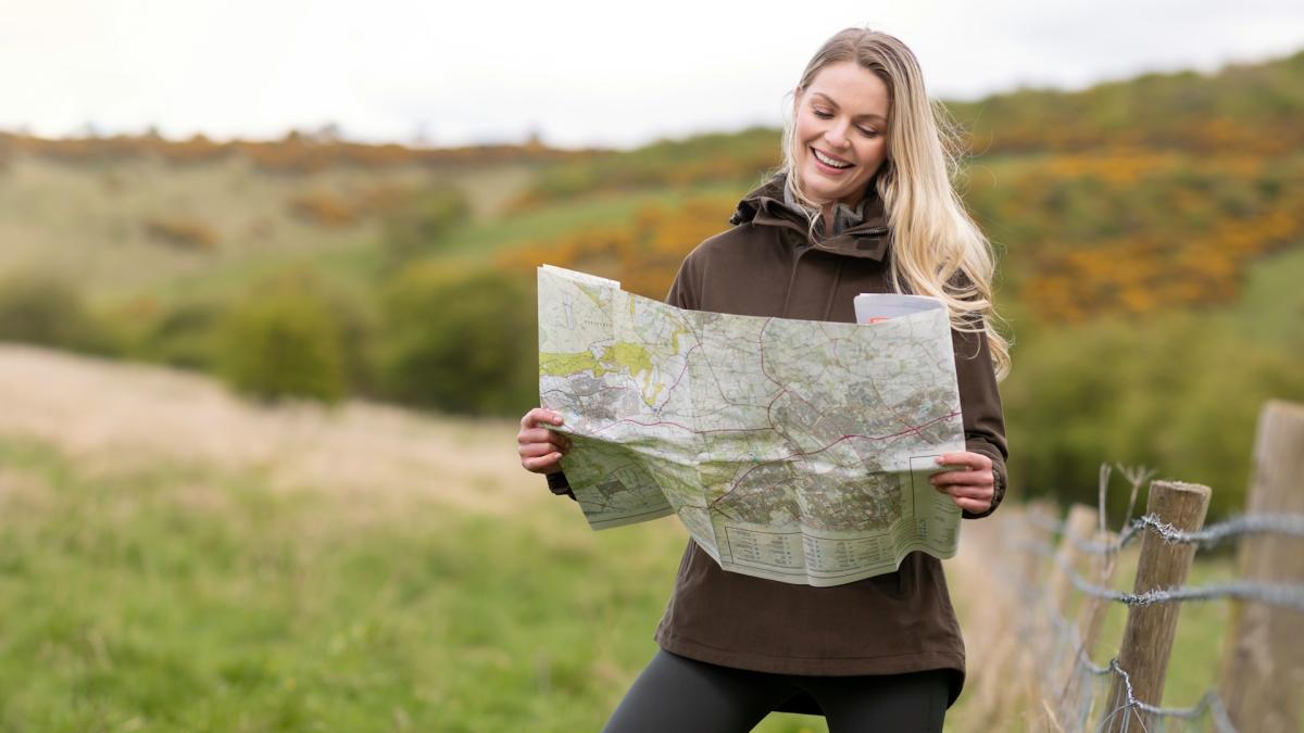 Девушка с картой