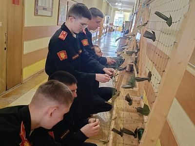 Суворовцы Москвы изготавливают средства маскировки для бойцов СВО, фото 1