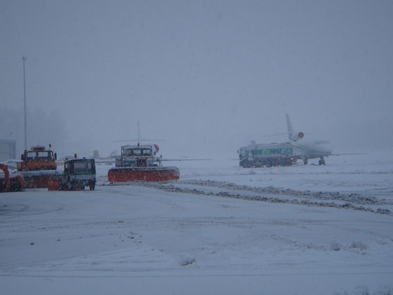 Снег в аэропорту