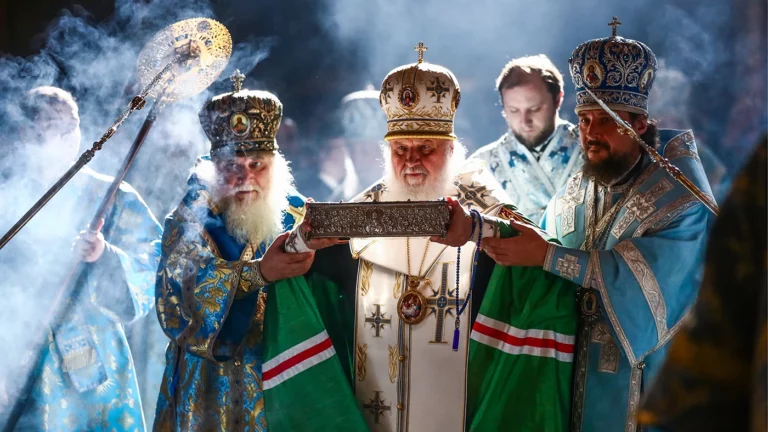 Патриарха Кирилла обвинили в работе на КГБ в 70-х. В РПЦ назвали это «лживыми домыслами»