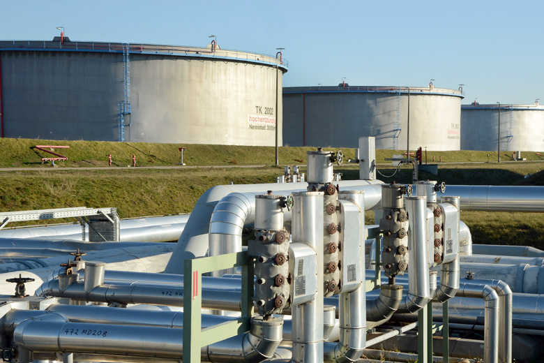 Резервуары на нефтеперерабатывающем заводе в Германии