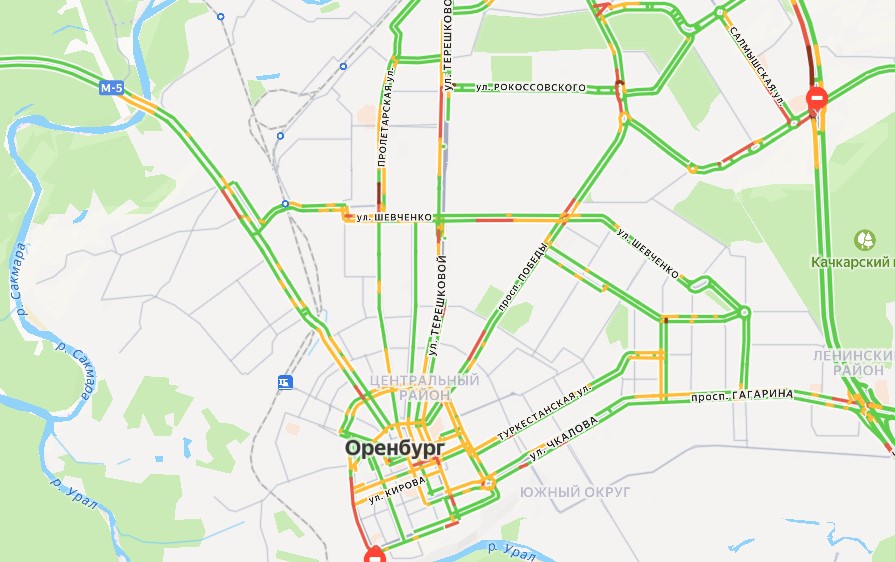 Движение интенсивное, но пробок нет сегодня на Загородном шоссе в Оренбурге при проезде моста через Урал