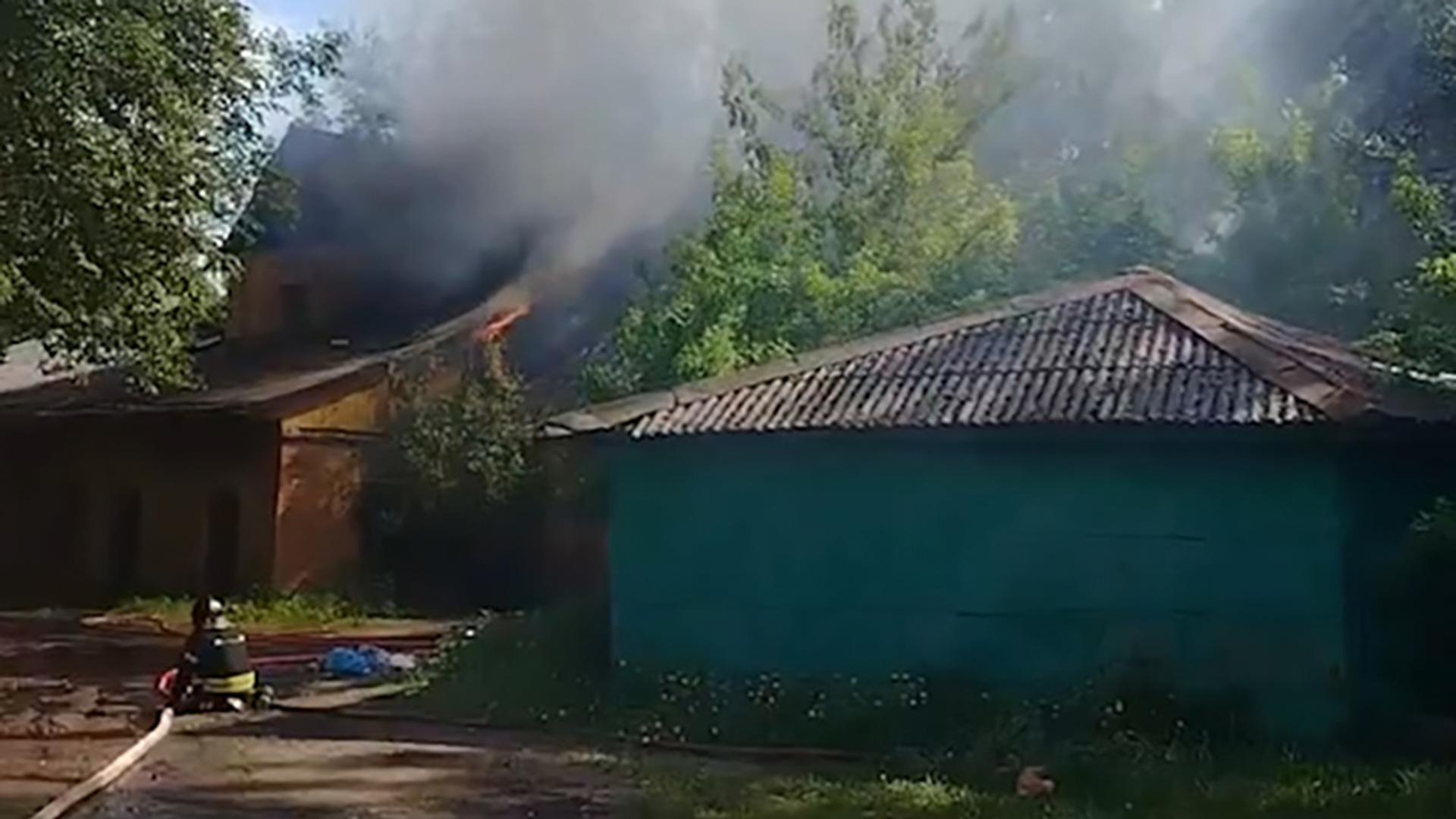 Крупный пожар на мансарде жилого дома в Звенигороде
