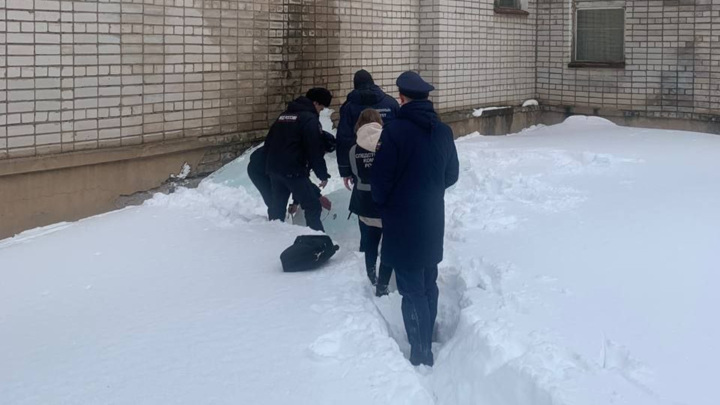 Лед байкала фон. Трещины на льду. Хрупкий лед. Ломать лед. Лед разобьется.