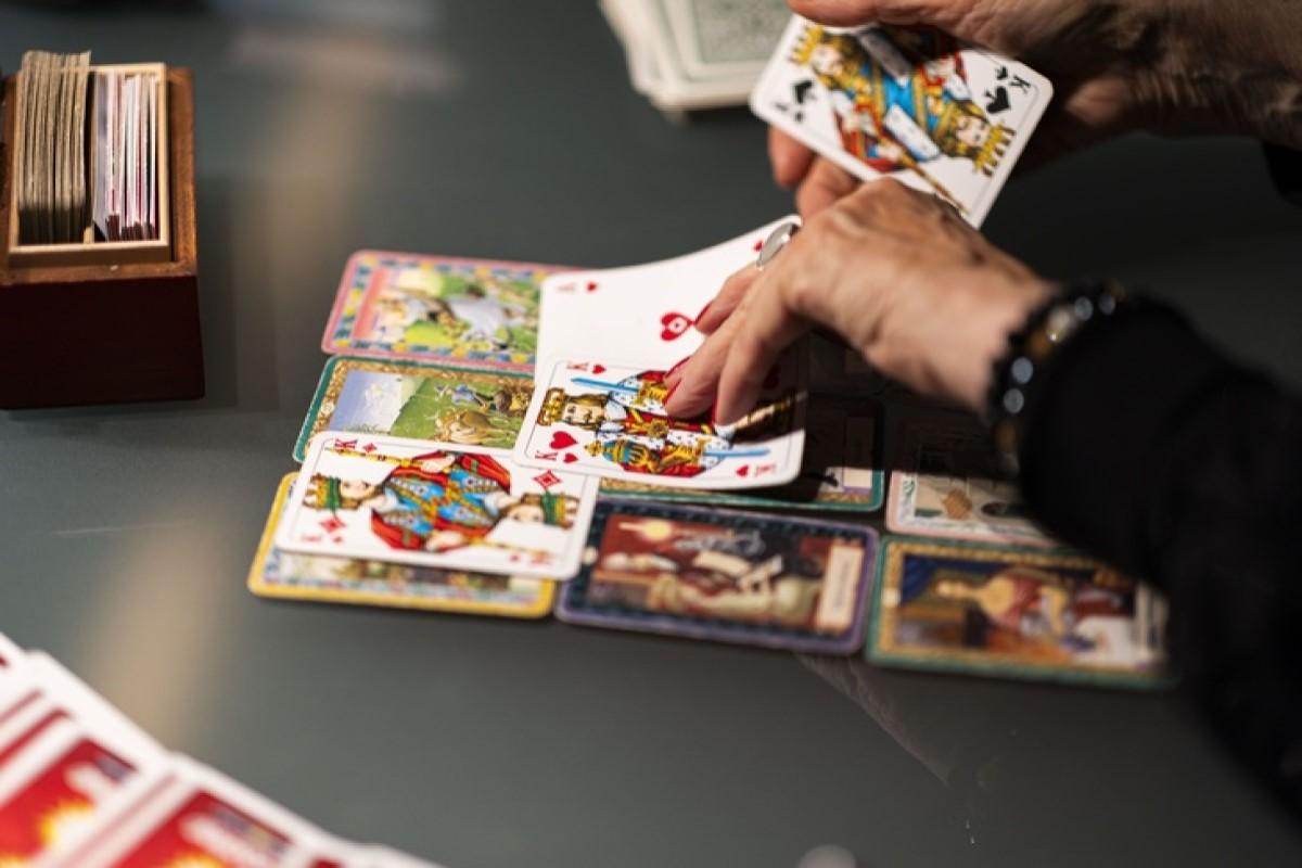 Юрист Карабанов поделился мнением об увеличении штрафов для гадалок и экстрасенсов