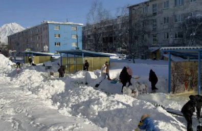 Стихия объединила: родители помогли расчистить детские сады в Елизовском районе на Камчатке 5