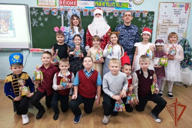 Росгвардия Алтайского края подарила праздник кулундинским первоклашкам