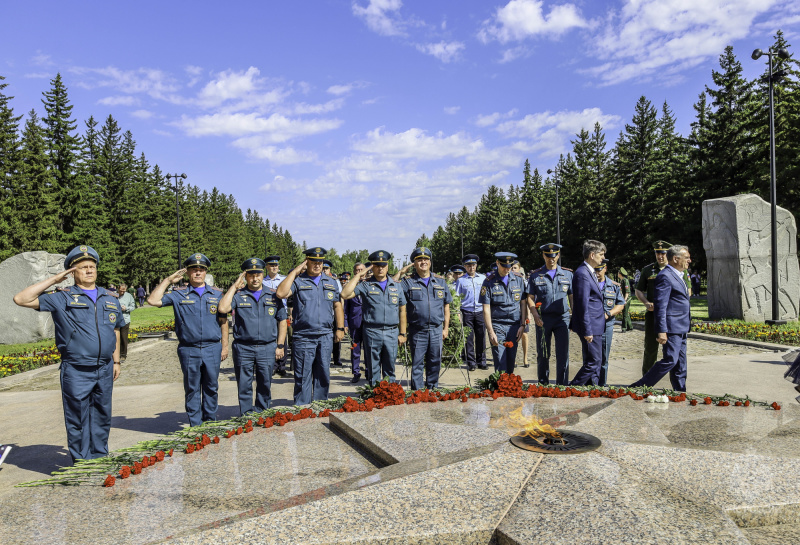 Сотрудники МЧС России почтили память погибших в Великой Oтечественной войне
