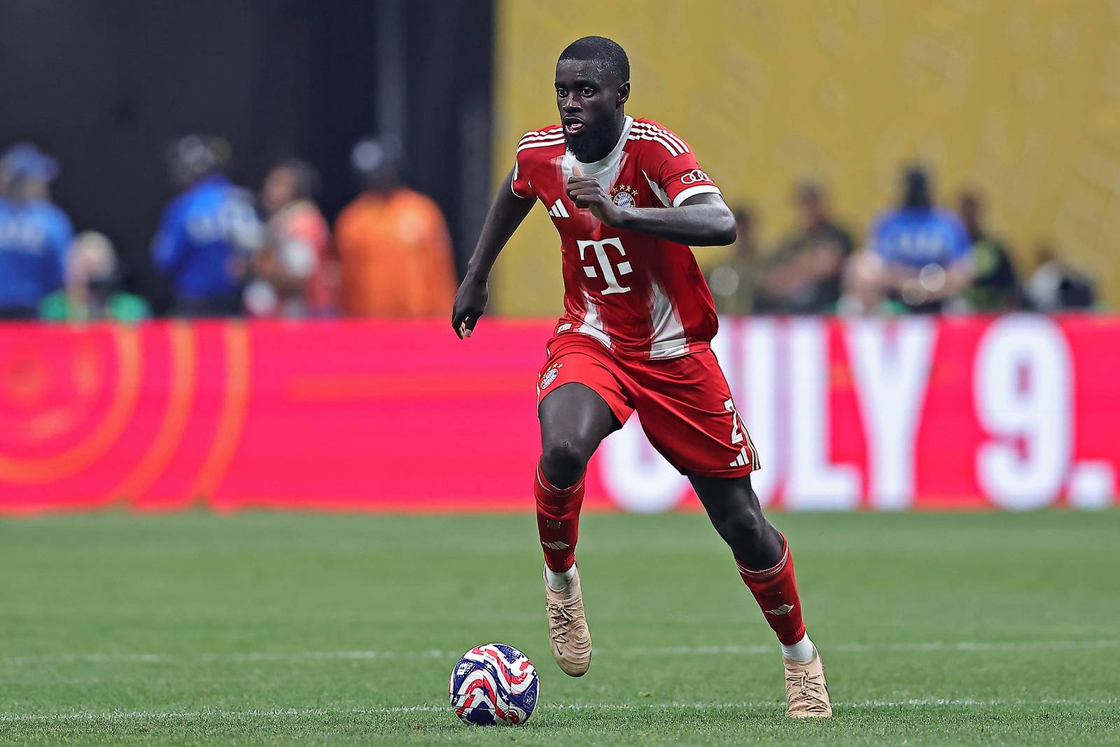 «Бавария» пролонгировала контракт с Упамекано