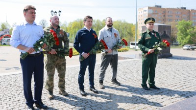 Андрей Воробьев возложил цветы к стеле «Город воинской славы» в Можайске