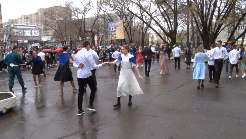 Амурские студенты танцевали вальс и пели песни военного времени - gtrkamur.ru