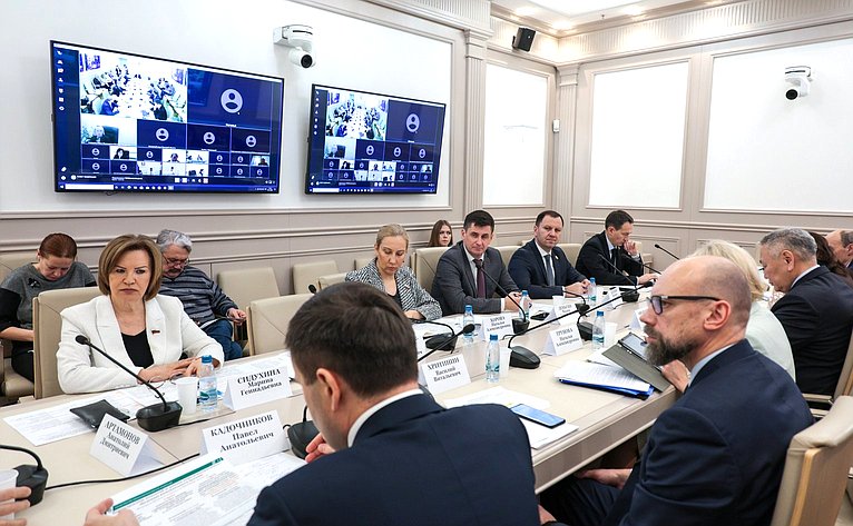 Круглый стол на тему «Актуальные вопросы совершенствования межбюджетных отношений при реализации Федерального закона «Об общих принципах организации местного самоуправления в единой системе публичной власти»