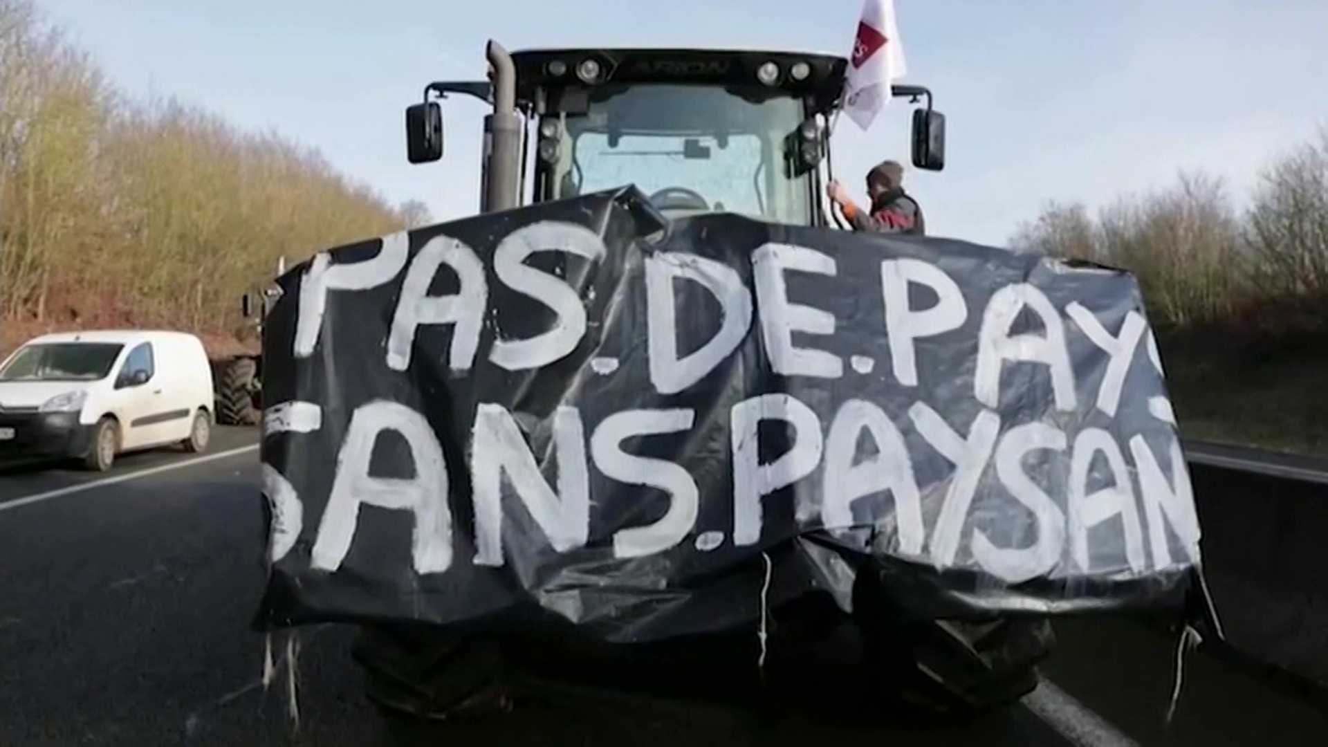 Фермеры во Франции заблокировали все ключевые трассы
