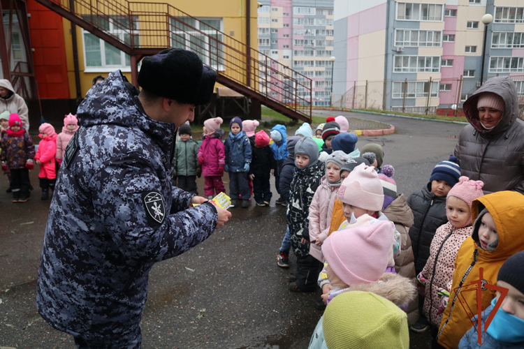 Юные жители Томской области познакомились с деятельностью Росгвардии 