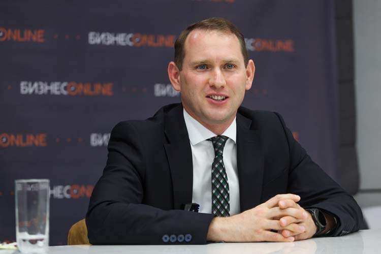 «Я всегда представляю, что управляю огромным кораблем: ты штурвал повернул, а корабль все еще идет по старому курсу и потихонечку смещается в нужном направлении»