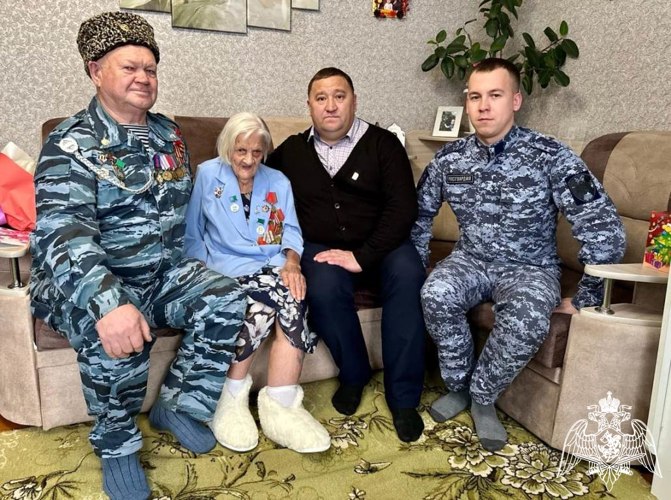 Со 100-летним юбилеем ветерана Великой Отечественной войны поздравили росгвардейцы в Тюменской области