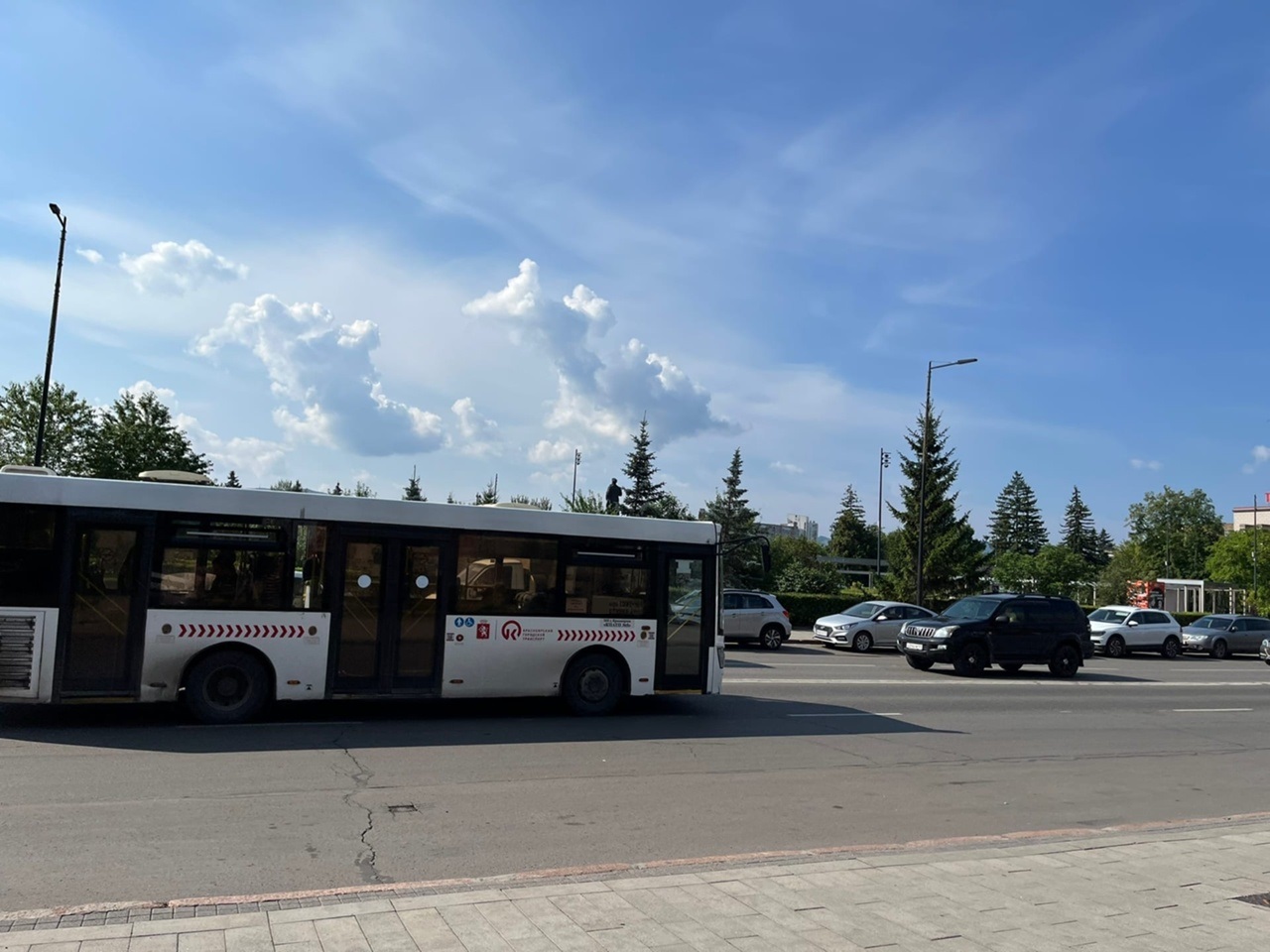 77 автобус красноярск маршрут. Автобус 2 Красноярск. Автобус 81 Красноярск. Автобус с двух сторон. Автобус 31 Красноярск.