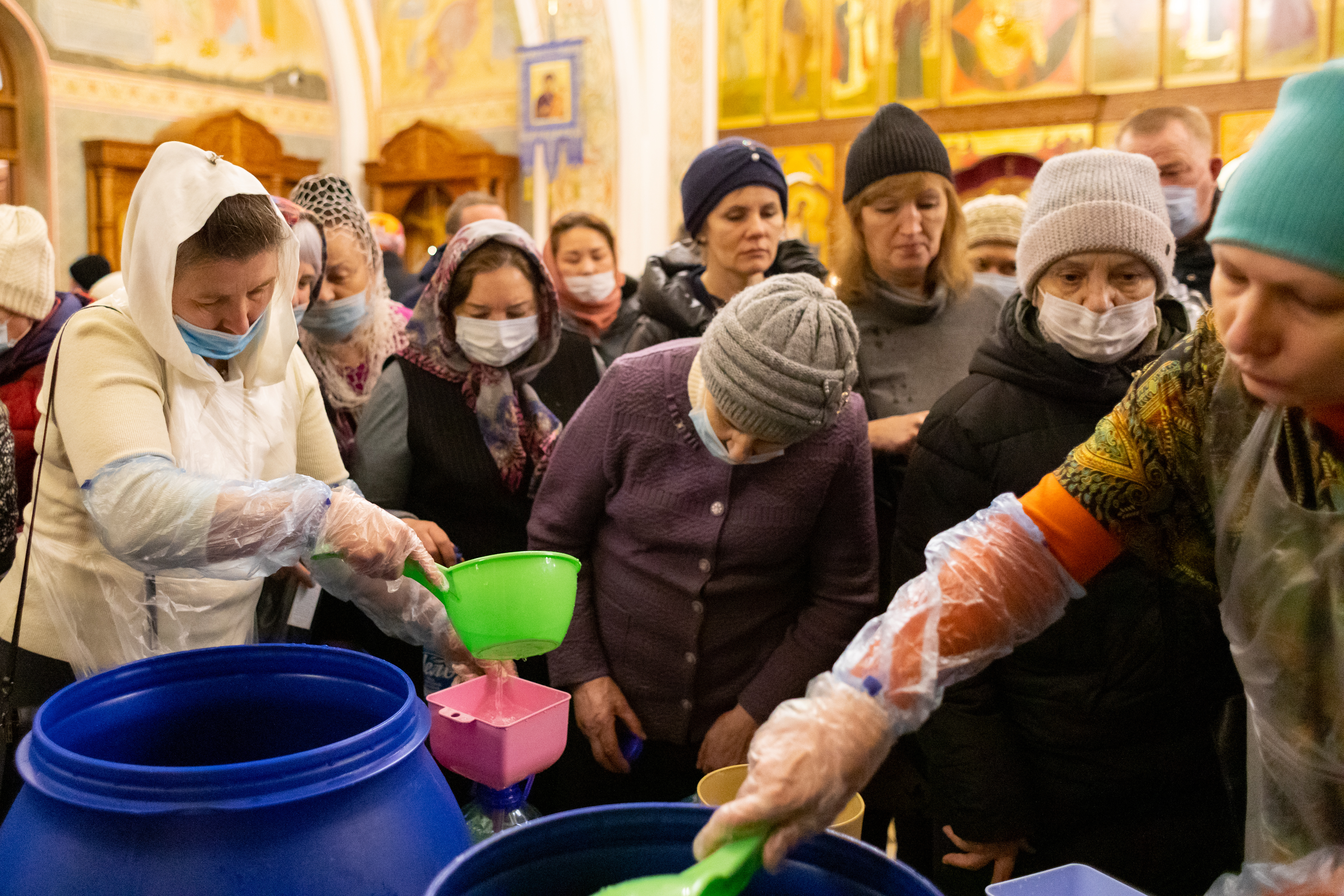 Как освещают воду в храме