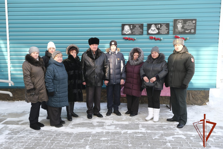 Накануне Дня защитника Отечества в Горно-Алтайске установили мемориальную доску росгвардейцу, погибшему в ходе специальной военной операции